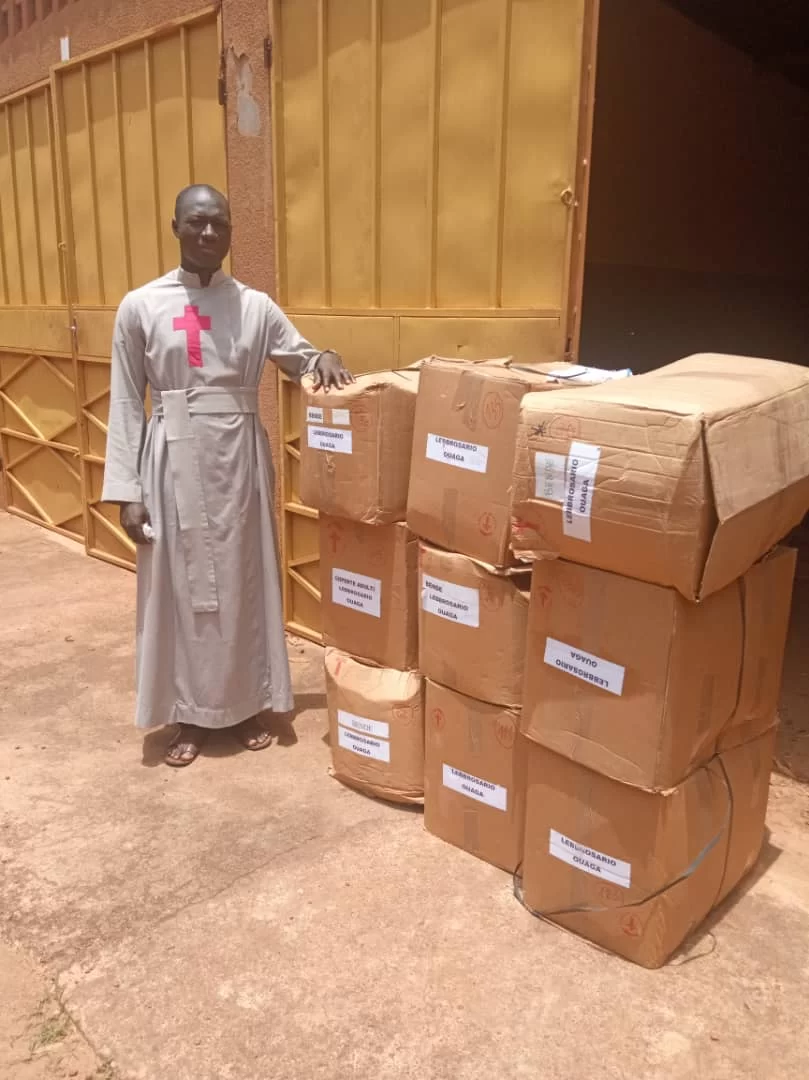 Consegna abiti e altro materiale per il lebbrosario