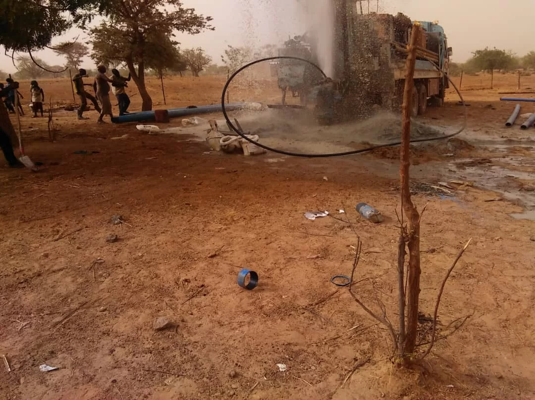 Esecuzione del "forage" o pozzo artesiano
a Gyemkoudougou